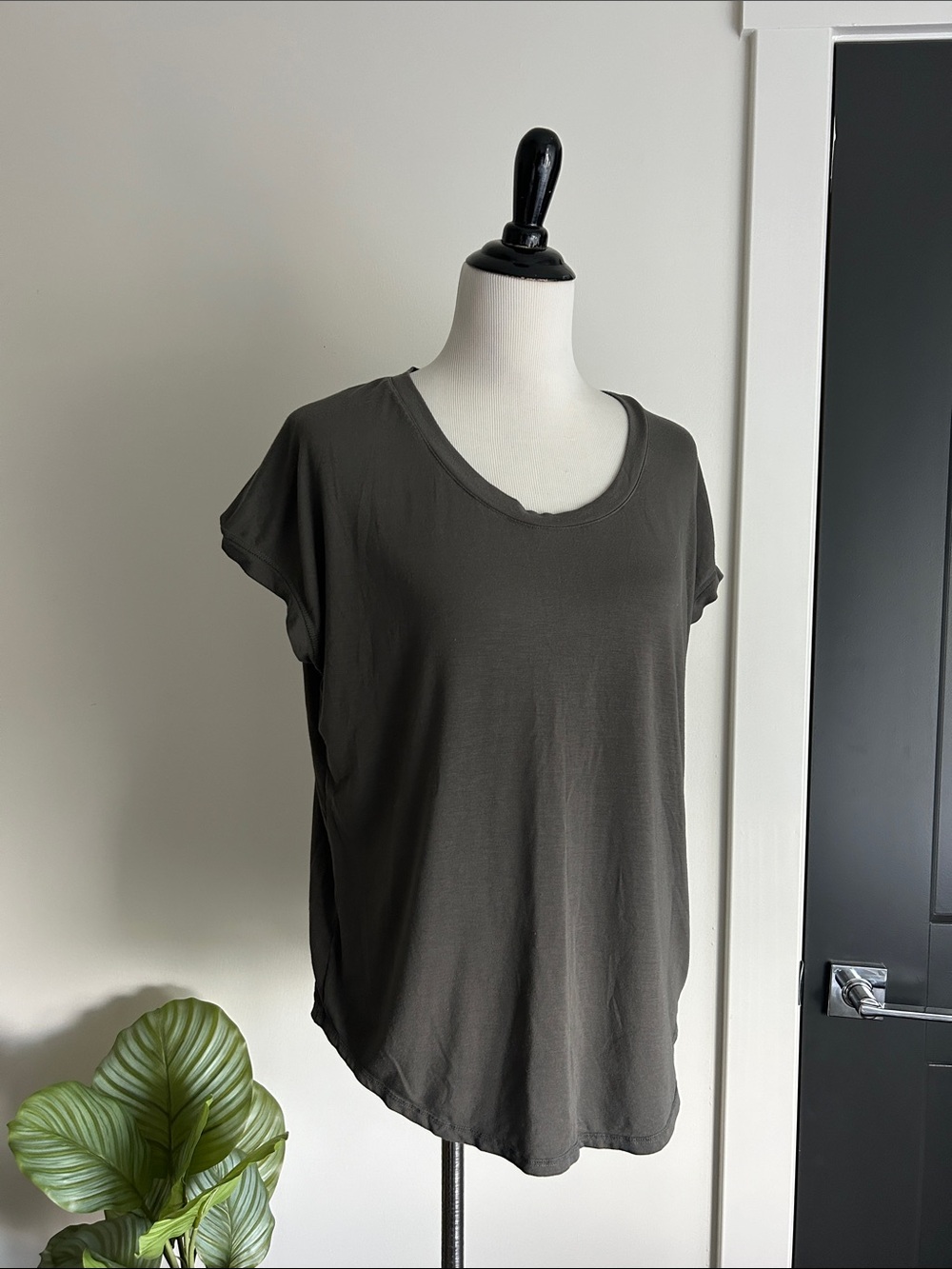 Mondetta M loose fit performance Everyday Relaxed Short Sleeve Tee - Charcoal
